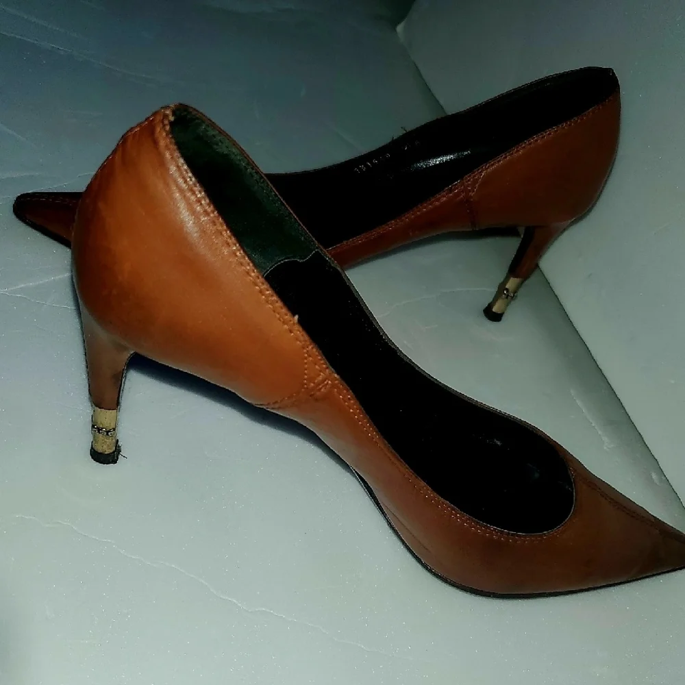 Authentic Gucci Brown Leather Pointed Toe Pumps With Gold Heel Accent, Size 9.5B - Picture 5 of 11